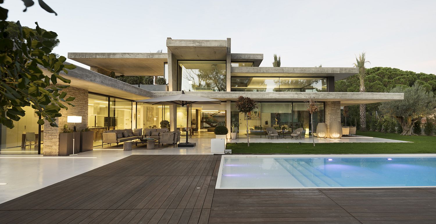 Horizontal-concrete-planes-give-the-home-a-cool-structure