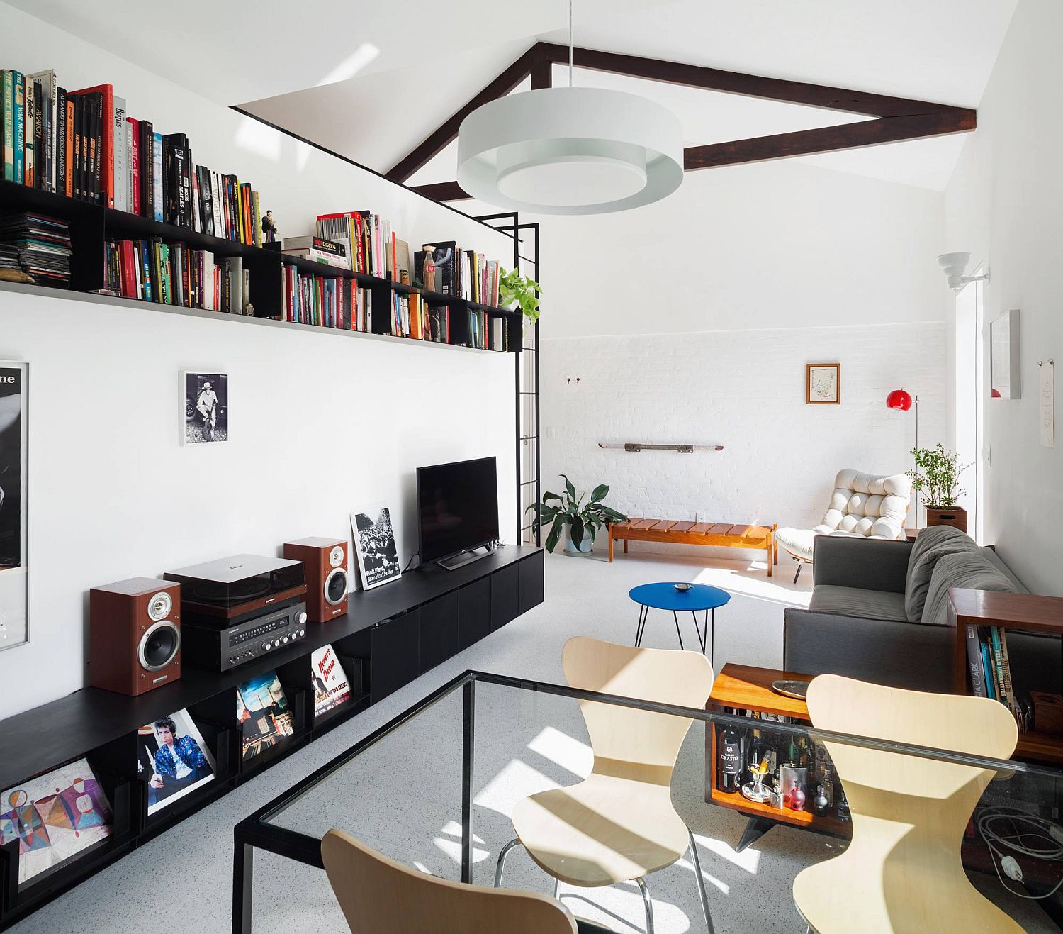 Light-filled and white living room of the Brazilian apartment