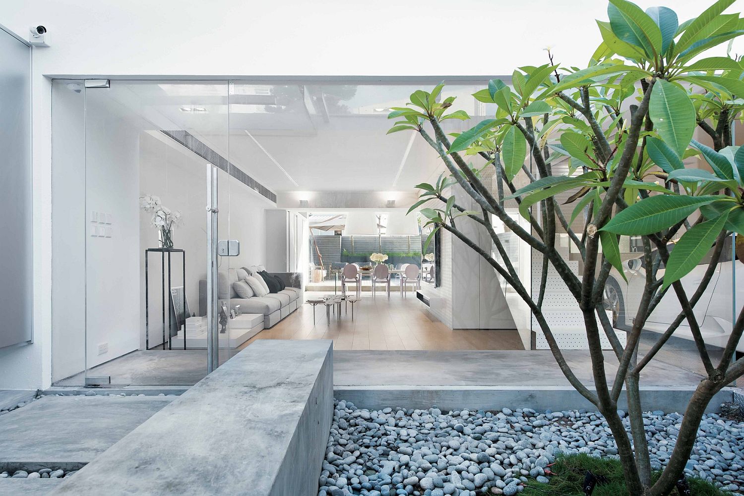 Minimal-and-bright-central-courtyard-of-the-modern-Hong-Kong-home