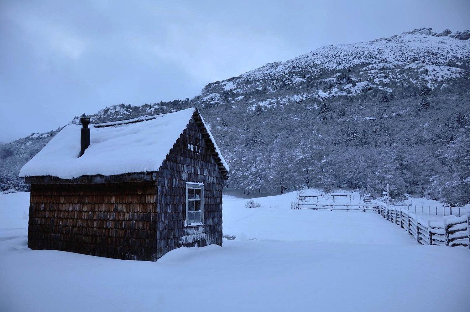 Natural-landscape-and-snow-clad-slopes-around-the-mountain-cabin