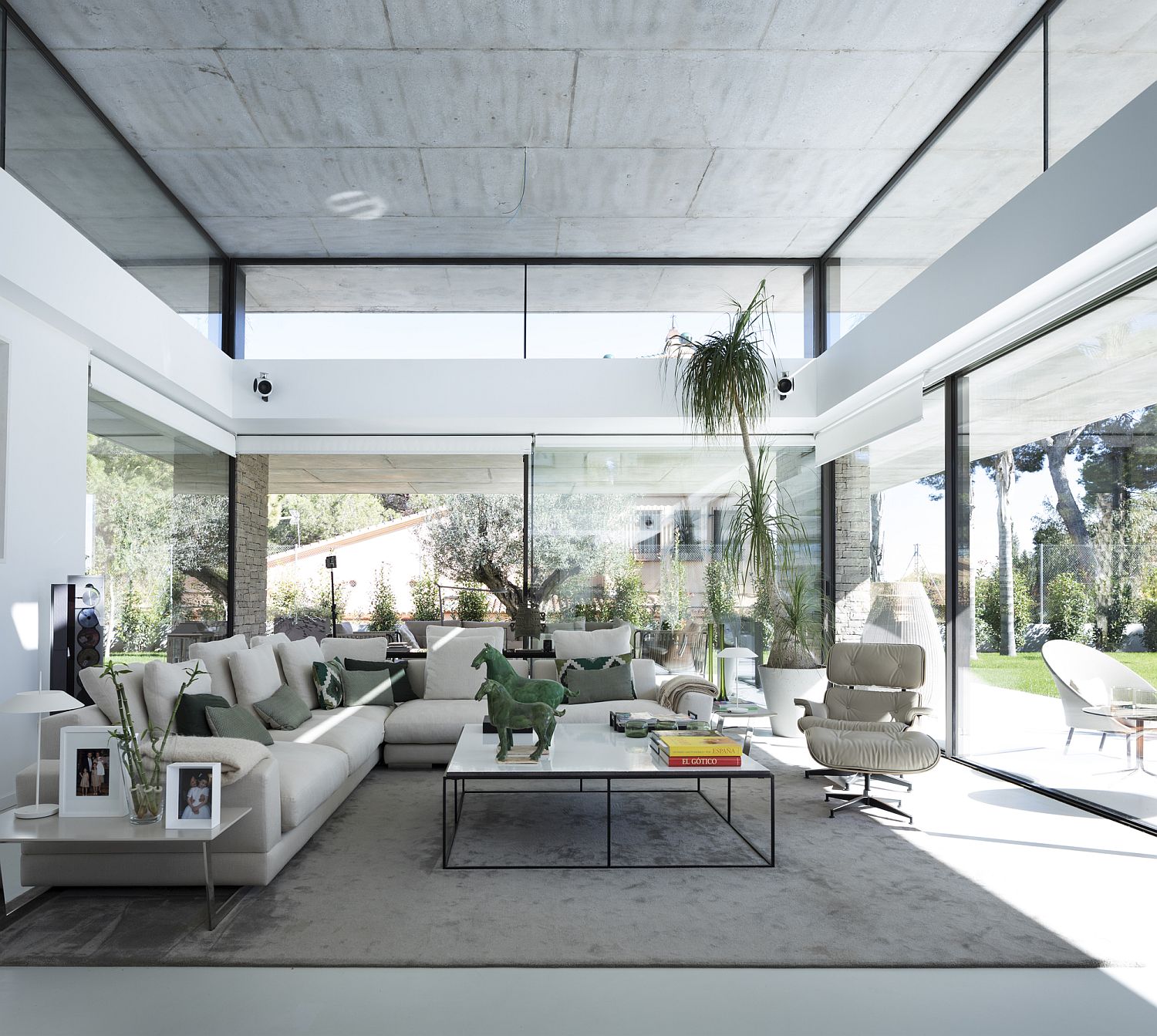 Concrete Planes And Glass Walls Steal The Spotlight At