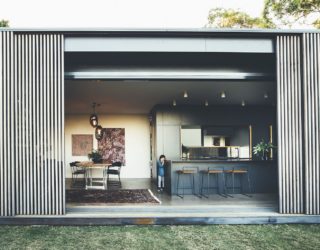 Inventive Sliding Screens Create an Adaptable Home on Queensland’s Sunshine Coast