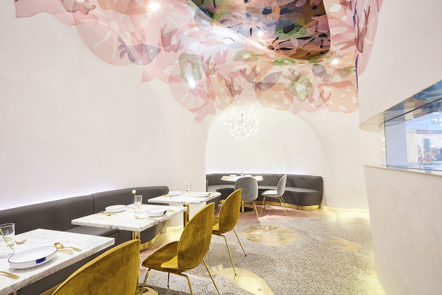 Touch-of-gold-brings-brightness-to-the-ocean-themed-restaurant