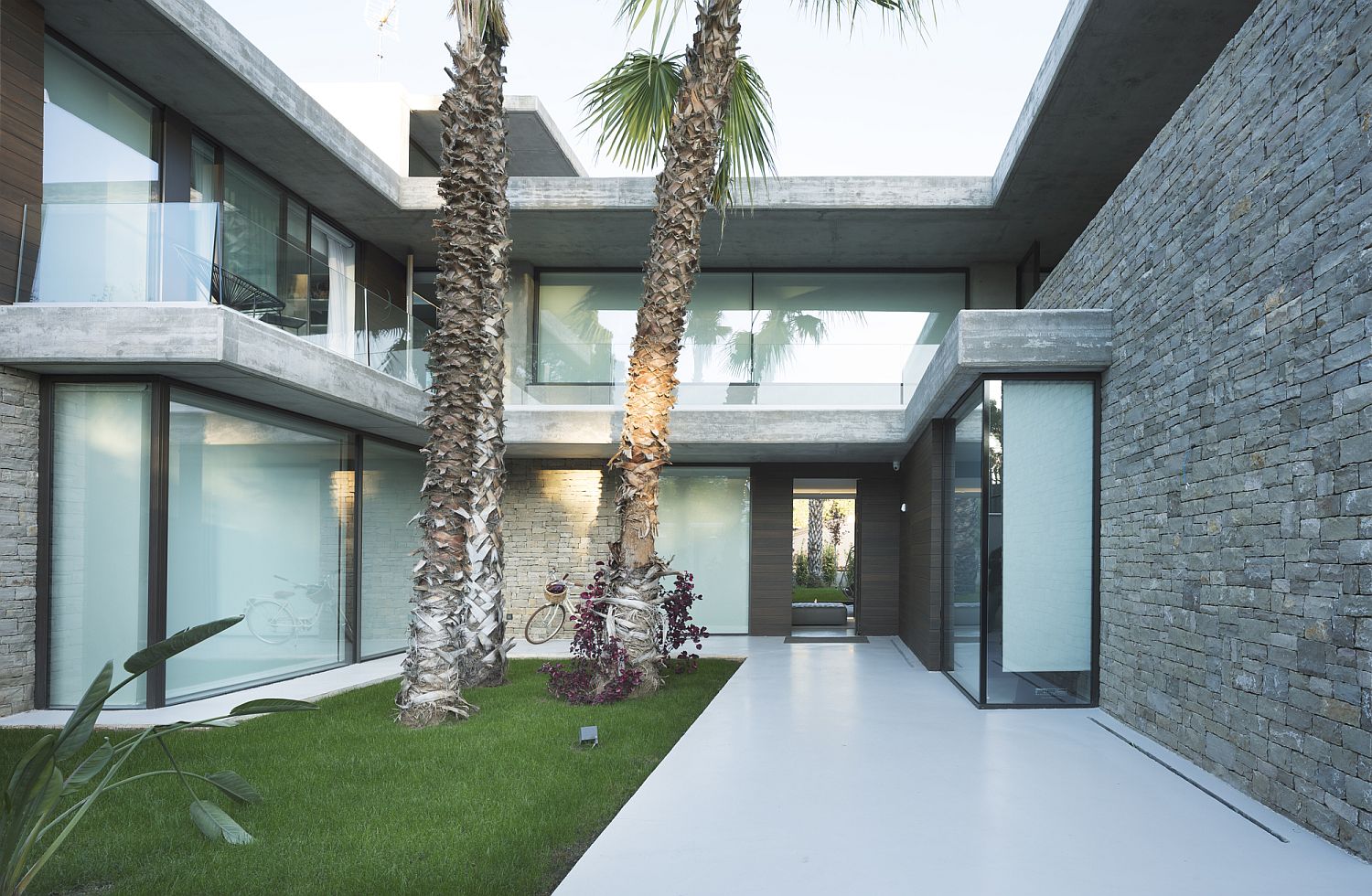 Walkway connecting two different structures of the house