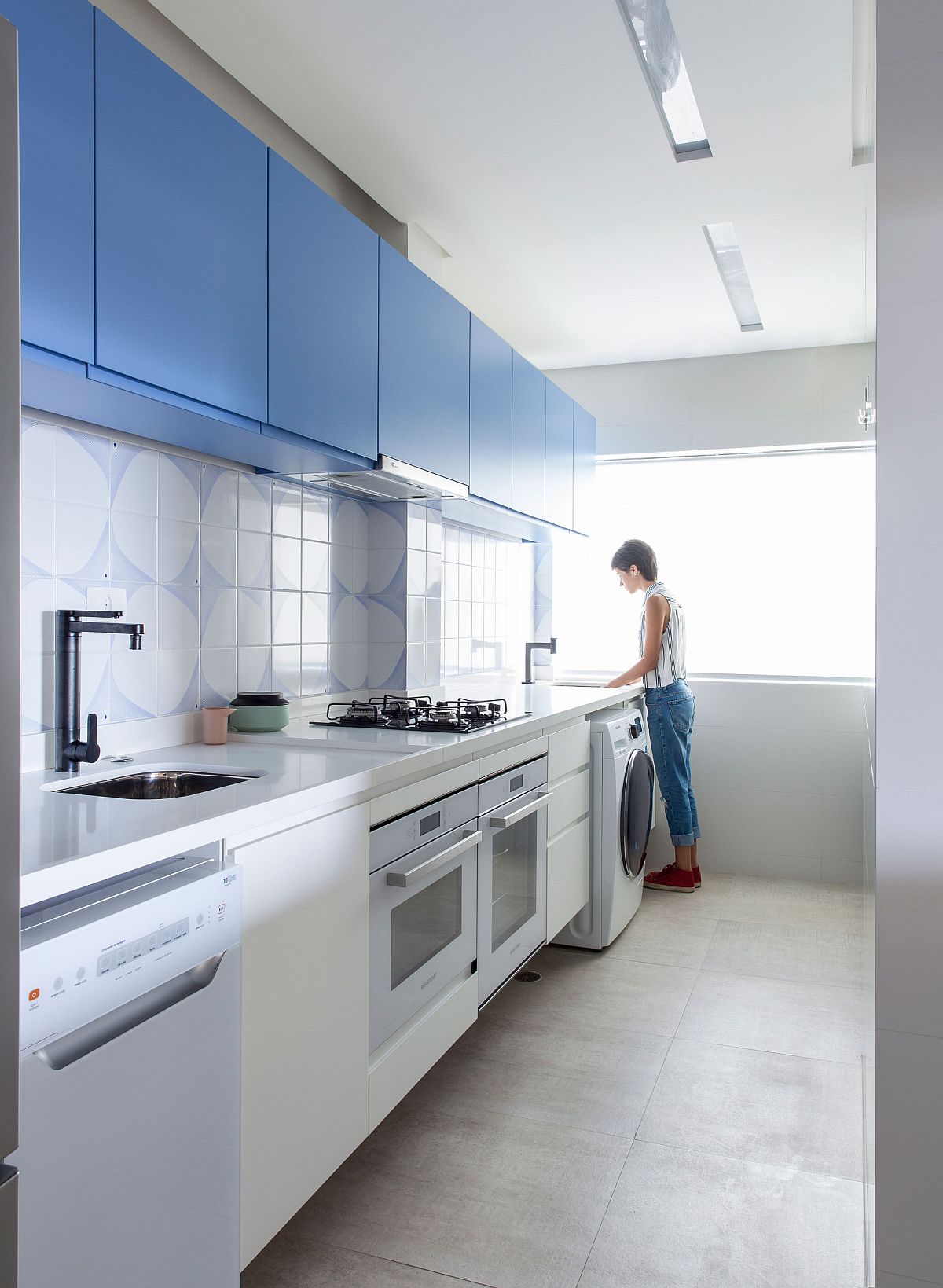 Blue and white give the modern kitchen a unique identity