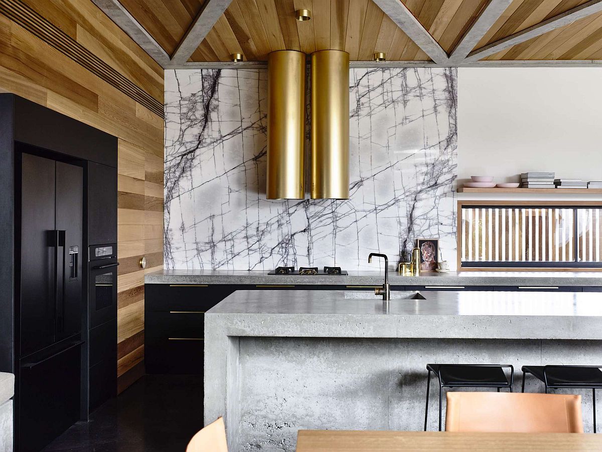 Brilliant marble backsplash and metallic chimneys for the modern kitchen