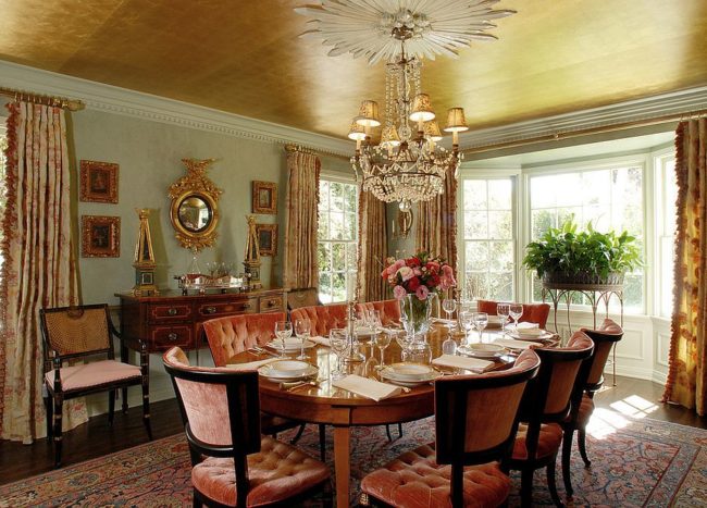 Glitter and Majestic Panache: Dining Rooms Wrapped in a Golden Glint ...