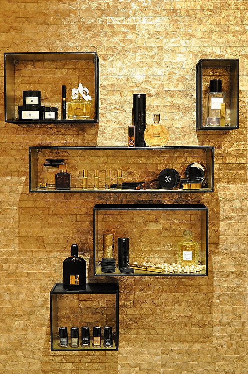 Curated-and-sophisticated-brilliance-of-gold-and-black-in-the-bathroom