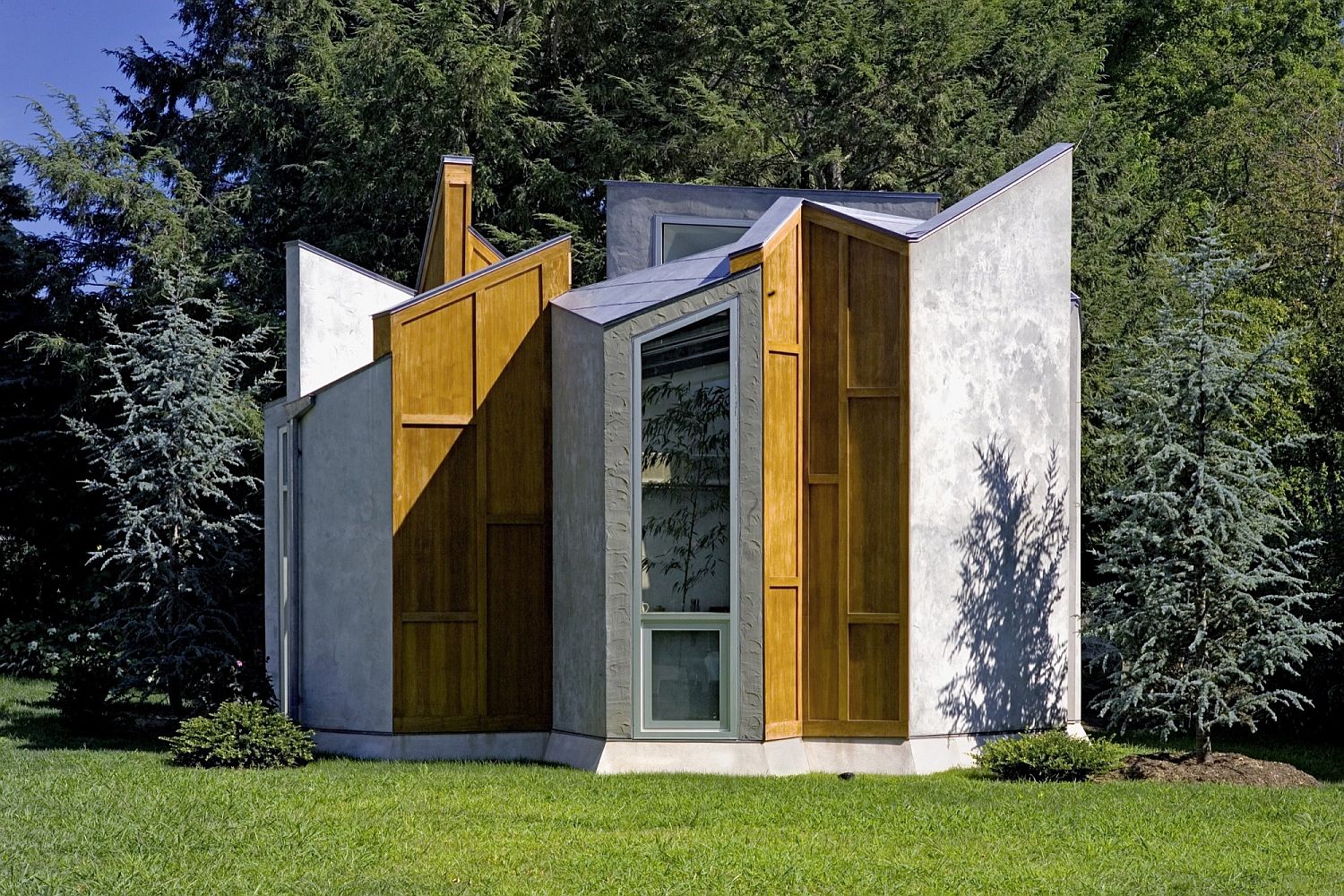 Exterior-of-the-stuido-ensures-those-inside-have-complete-privacy