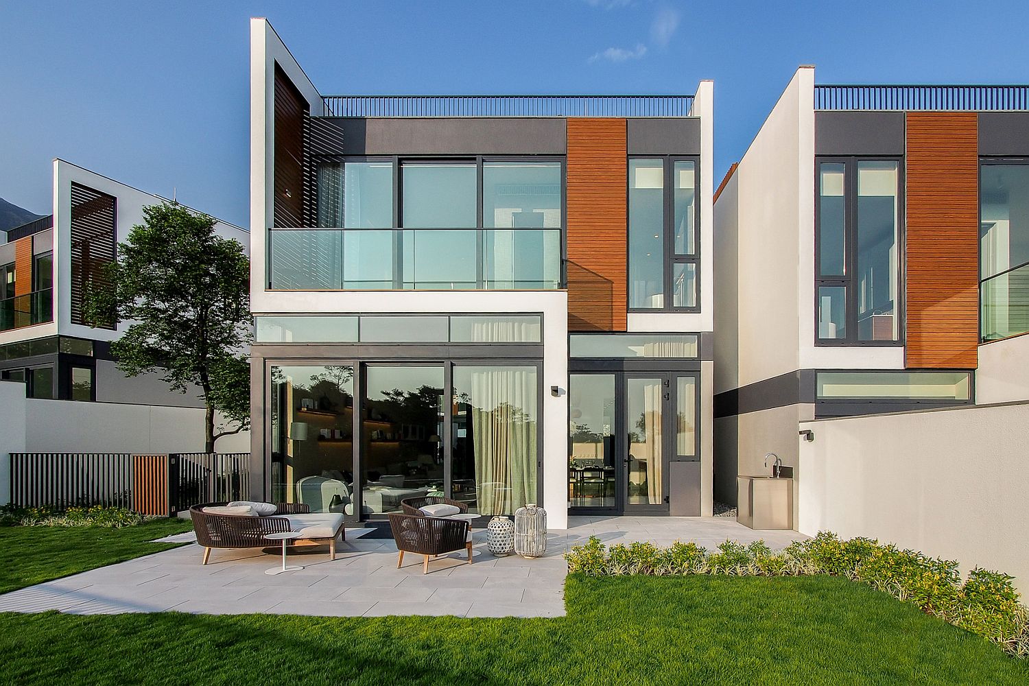 Floor-to-ceiling glass windows connect the house with garden and south china sea views