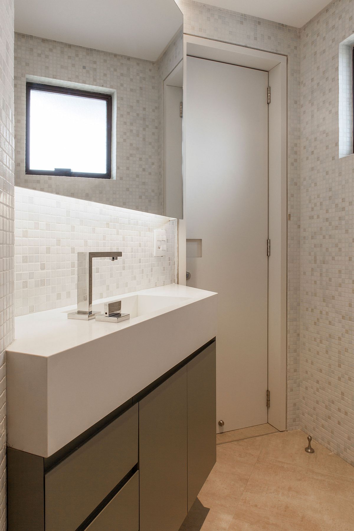 Innovative bathroom design maximizes space by utilizing corners