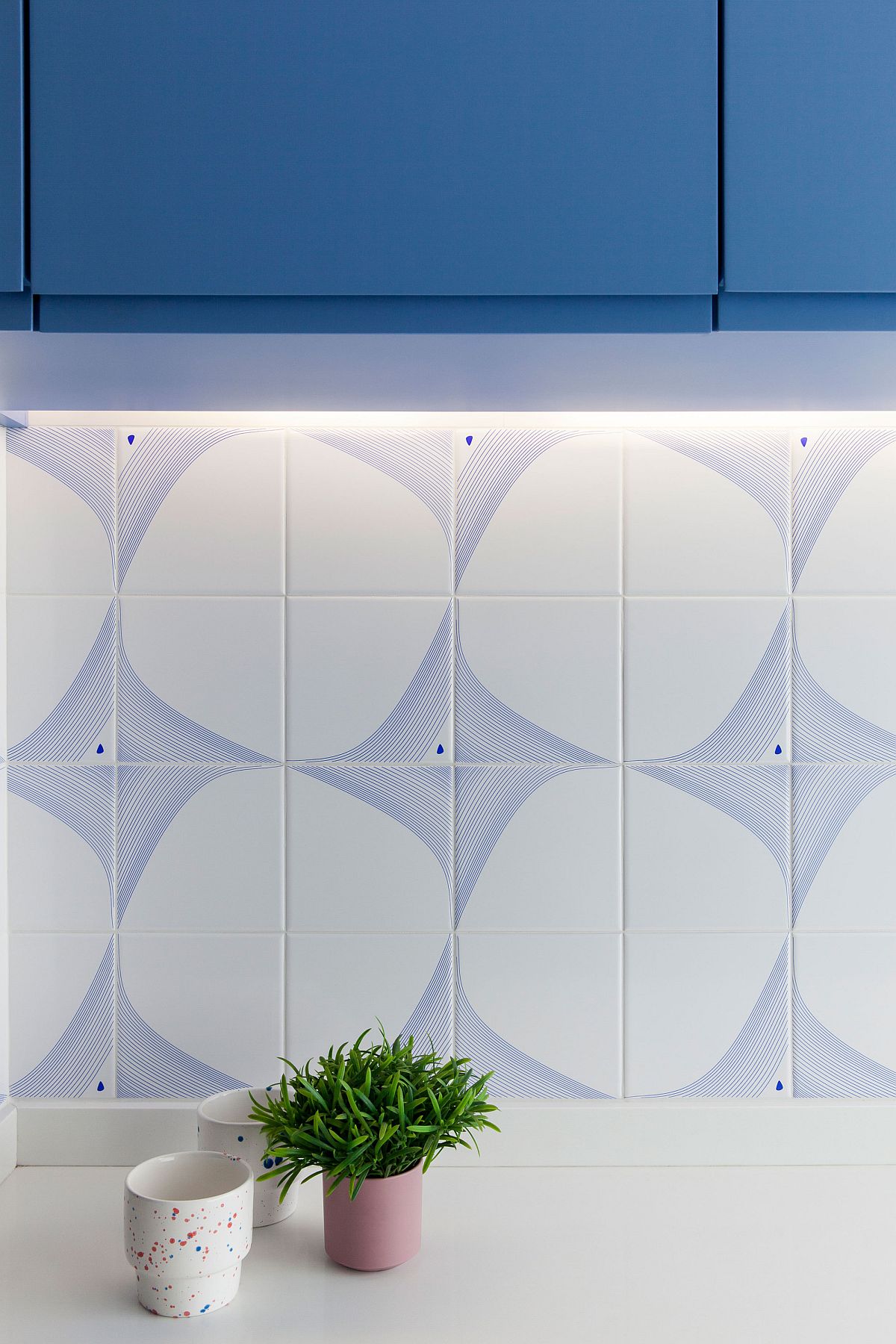 Kitchen backsplash in blue and white with 3D pattern