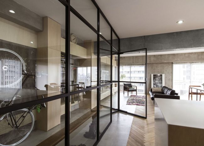 Revolving Door, Glass Walls and Diverse Textures: Revamped Condo in ...