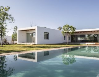 Z House: Expansive Israeli Home Flows into Beautiful Landscape Outside!