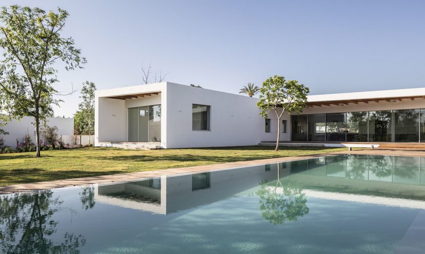 Z House: Expansive Israeli Home Flows into Beautiful Landscape Outside!