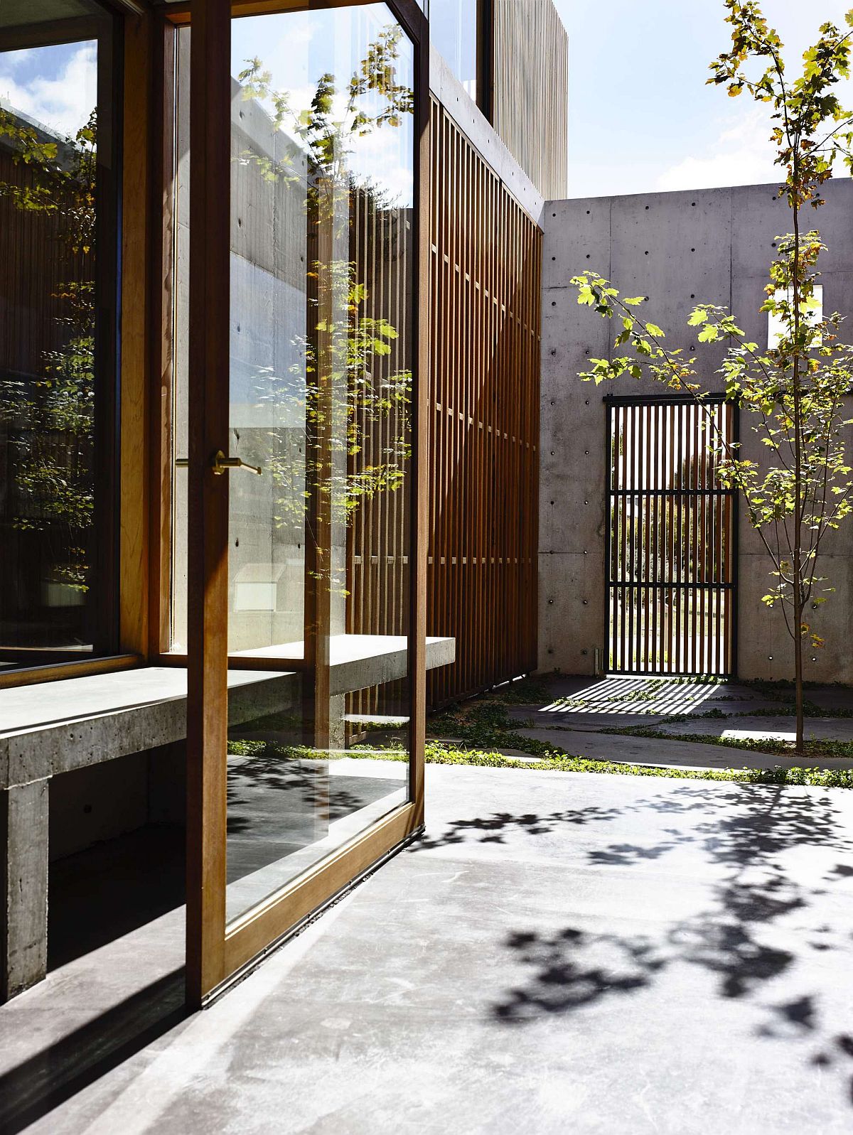 Sheltered-concrete-entrance-to-the-house