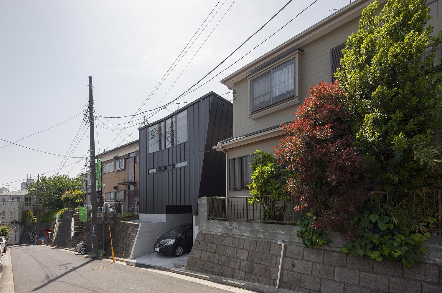 Contemporary Japanese home with a dark exterior and oblique walls