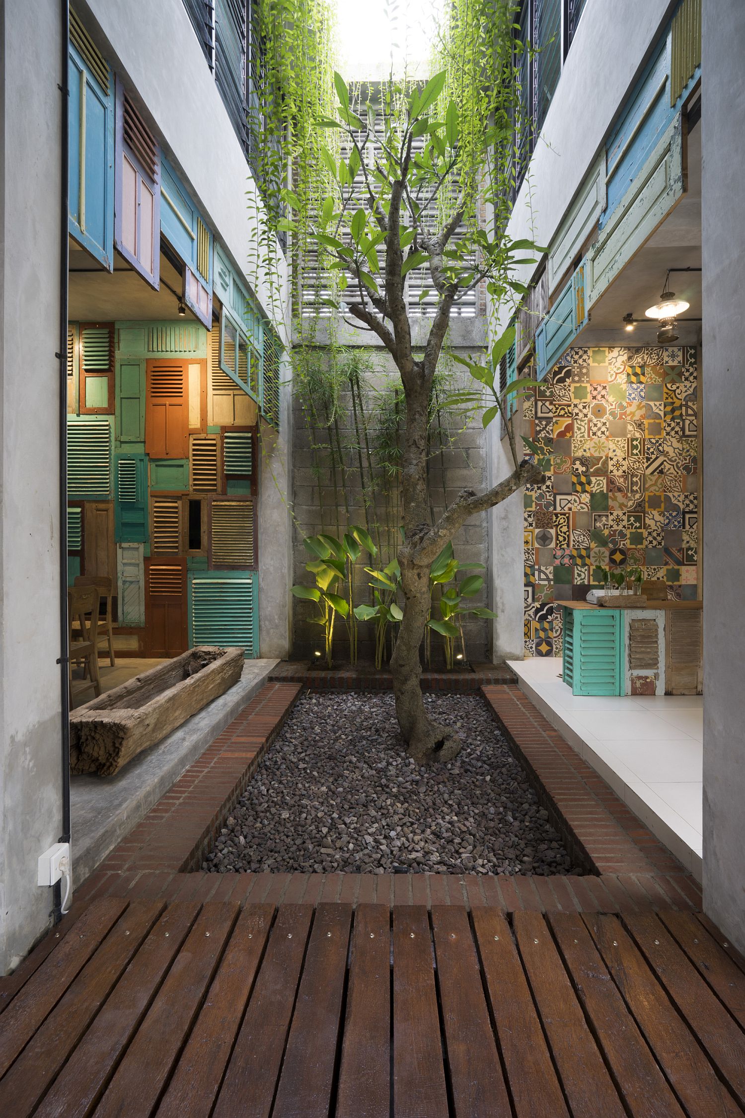 Central-yard-of-the-Indonesian-home-with-vintage-wooden-elements