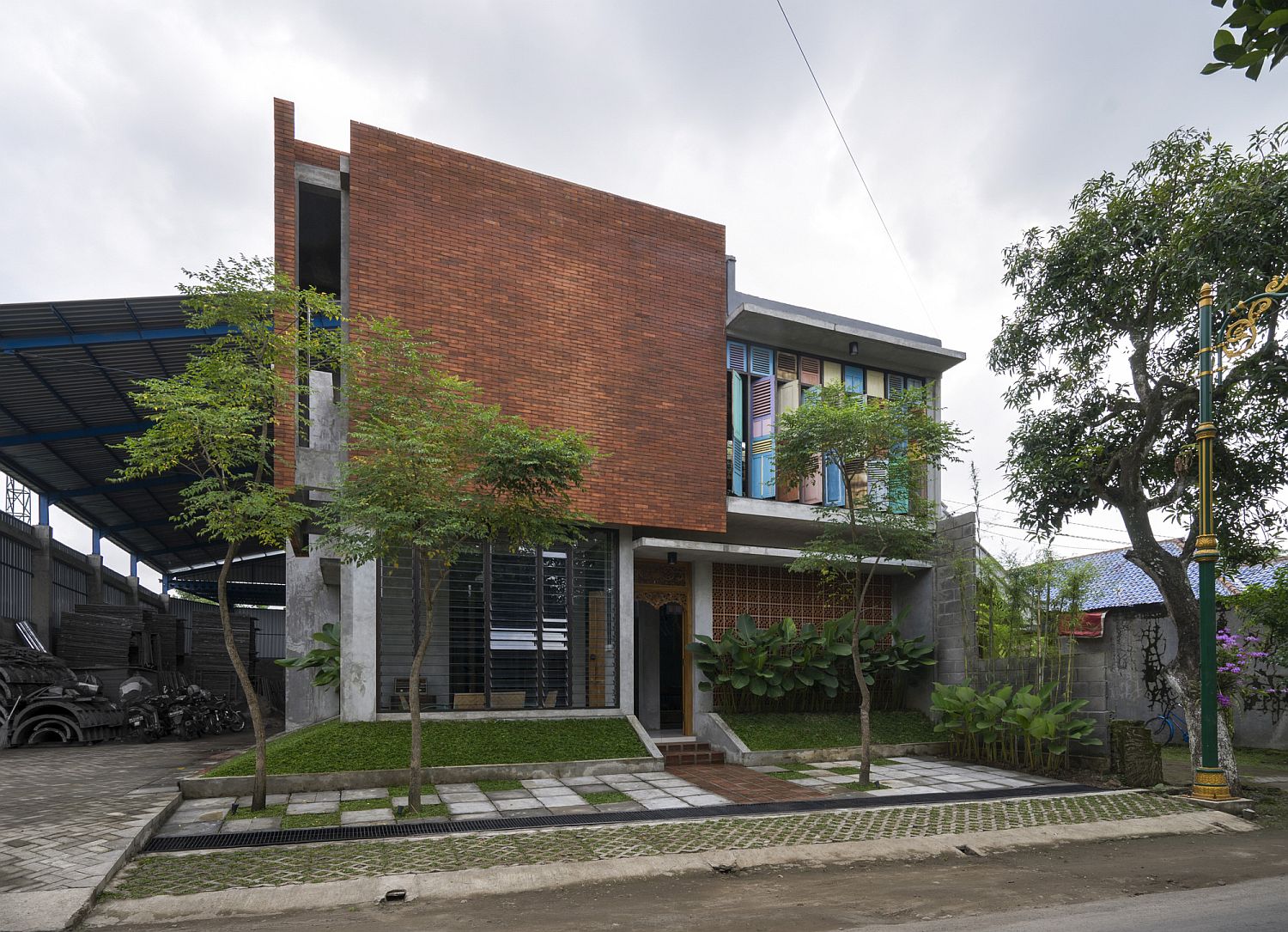 Contemporary-and-vintage-elements-combined-to-give-a-cool-facade-to-Indonesian-home
