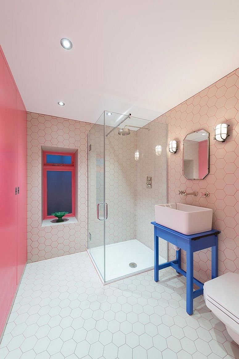 Delightful hedendaagse badkamer in roze met zeshoekige tegels en blauwe accenten