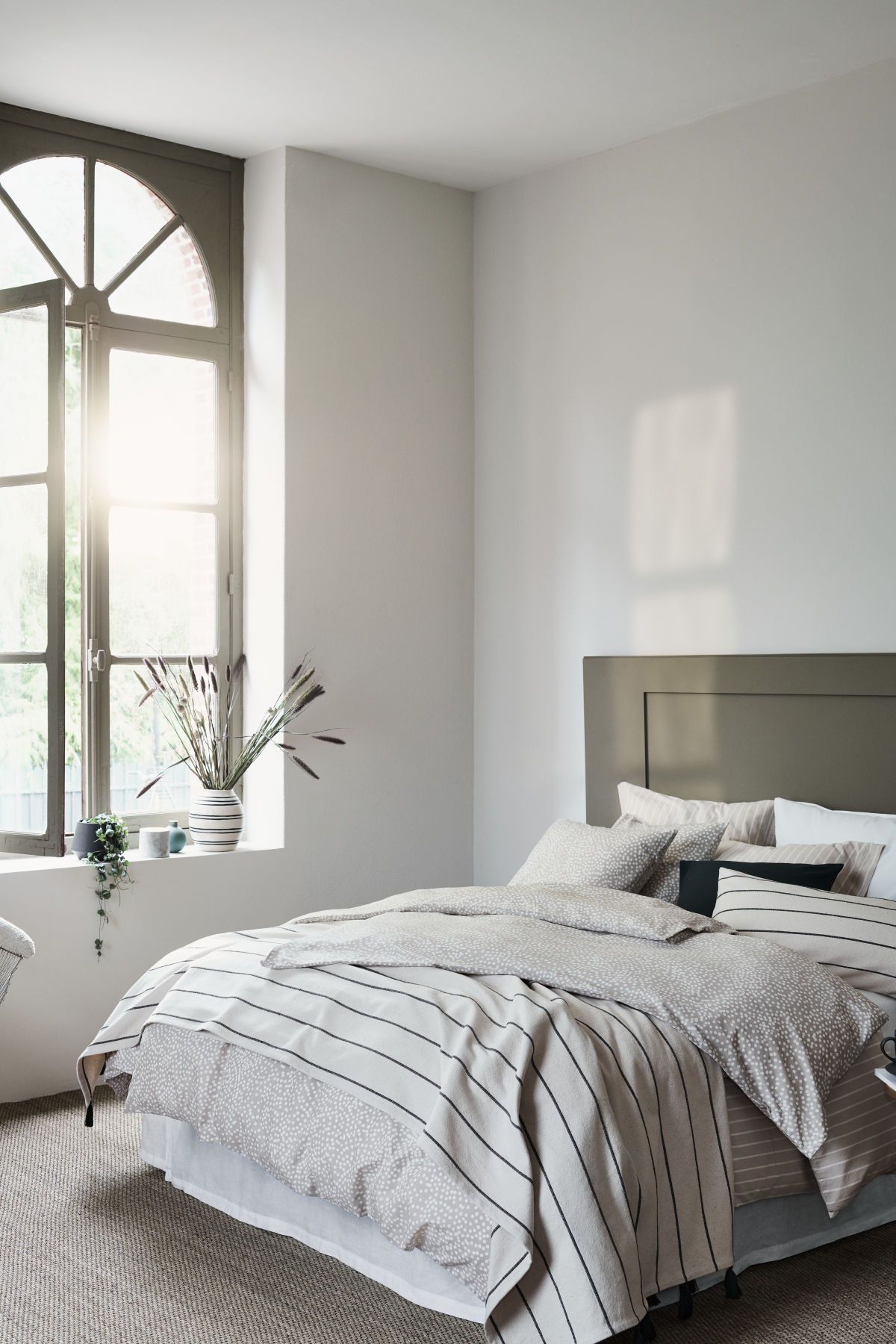 Earthy-modern-bedroom