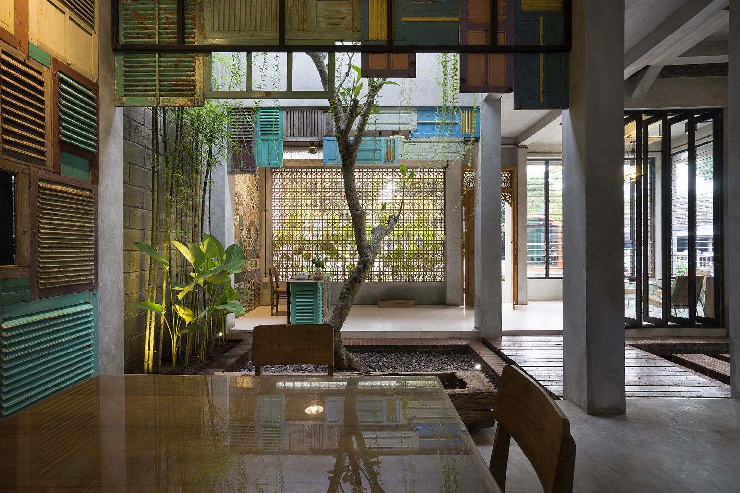 Gorgeous-illumination-and-greenery-gives-the-interior-a-relaxing-vibe