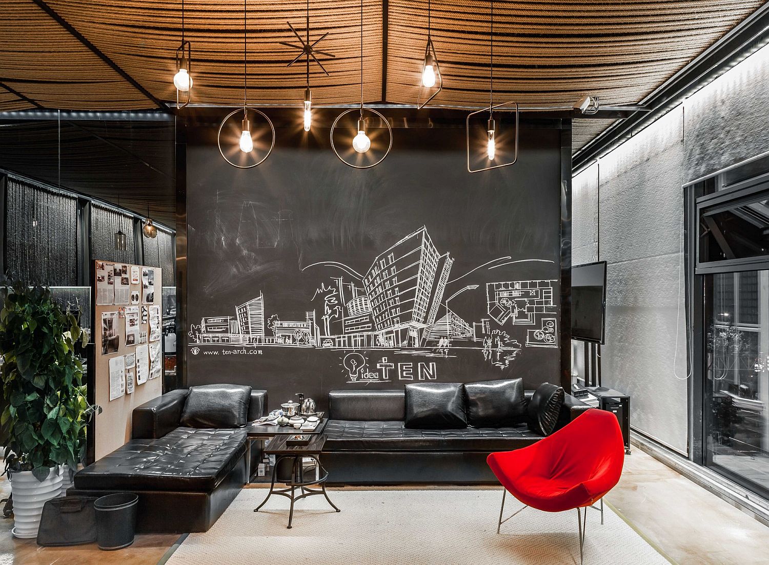 Meeting-room-of-the-office-with-chalkboard-wall-and-rope-ceiling