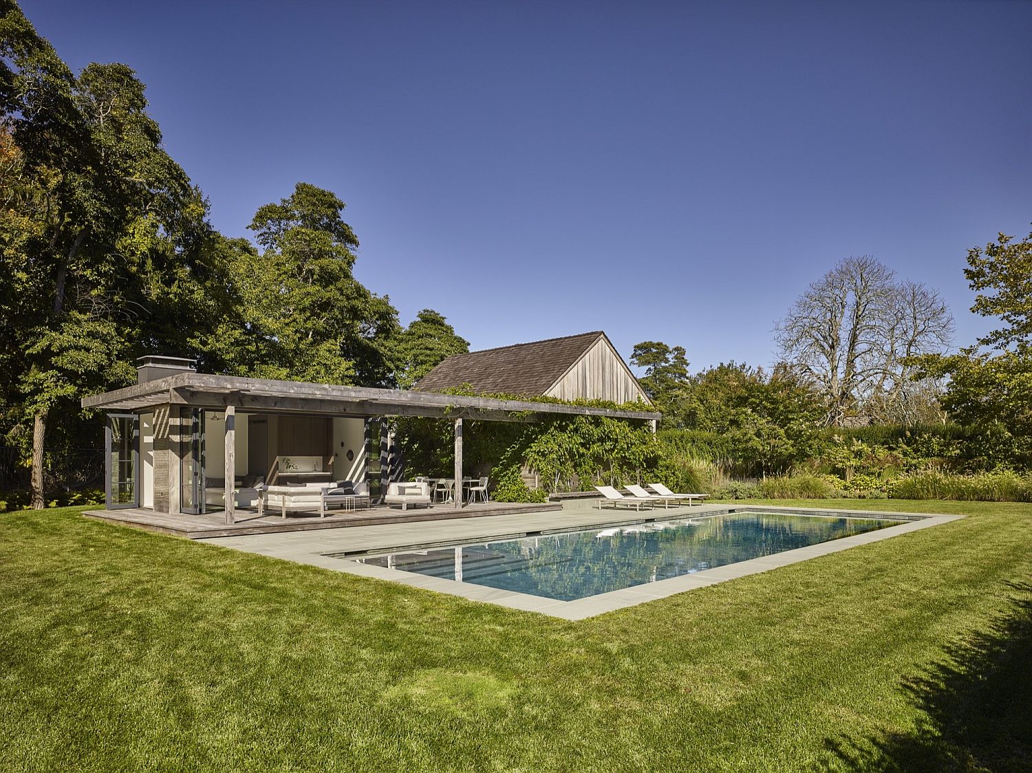Pool-house-blends-in-with-the-backdrop-effortlessly