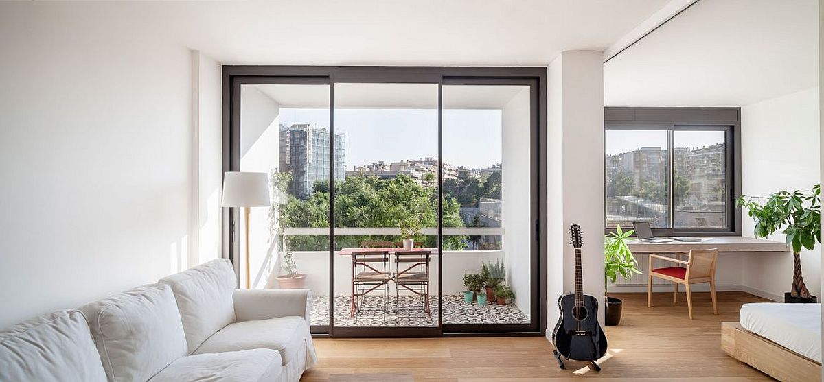 Balcony brings light into small apartment in Les Corts, Barcelona