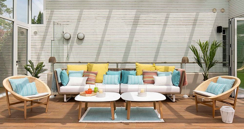 Beach style deck with breezy modern decor and summery charm