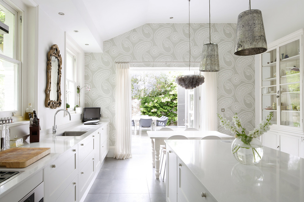 Contemporary kitchen in white looks refined even with a paisley wallpaper in gray