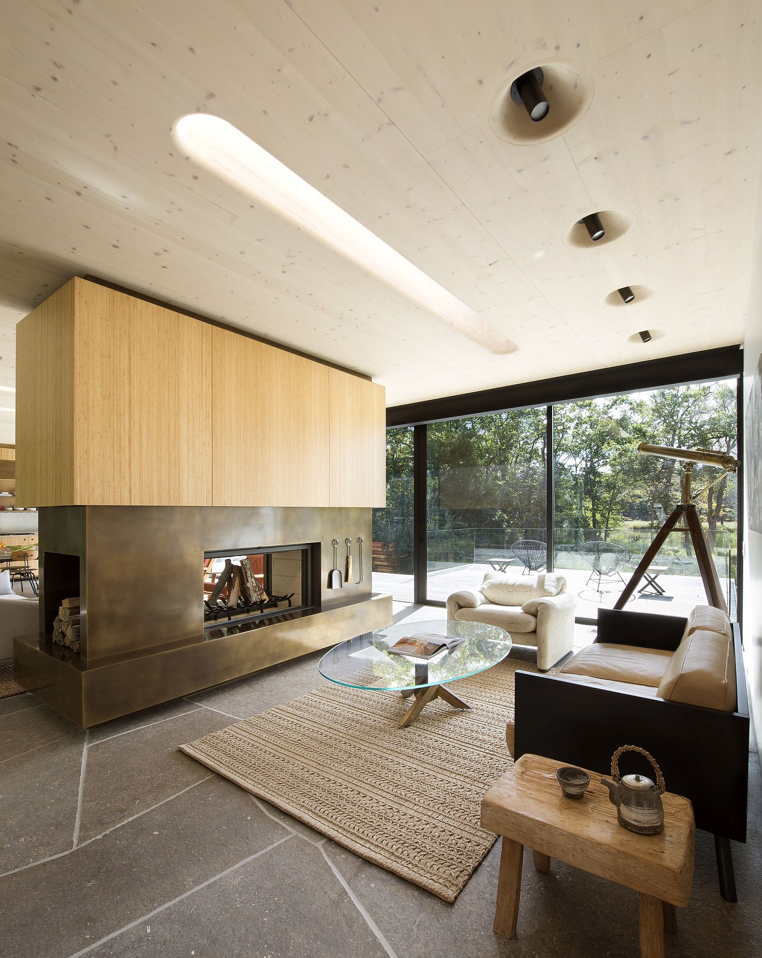 Double-sided-fireplace-for-the-open-plan-living-area