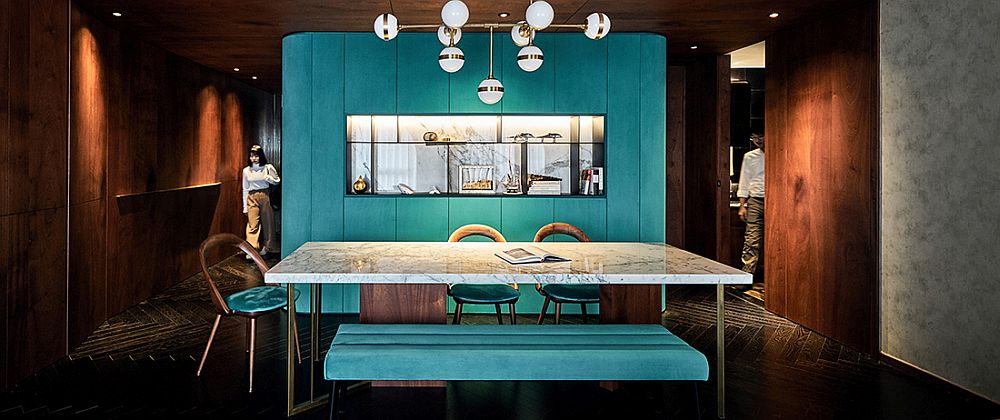 Glamorous dining room with turquoise, wooden elements and beautiful lighting