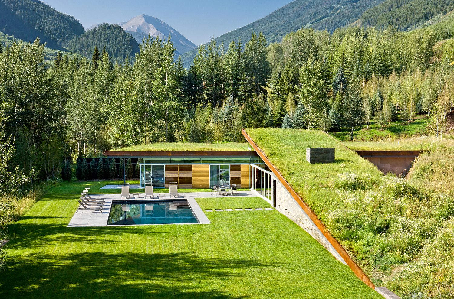 Gorgeous green roofs of the new mountain house allow it to blend in with the landscape