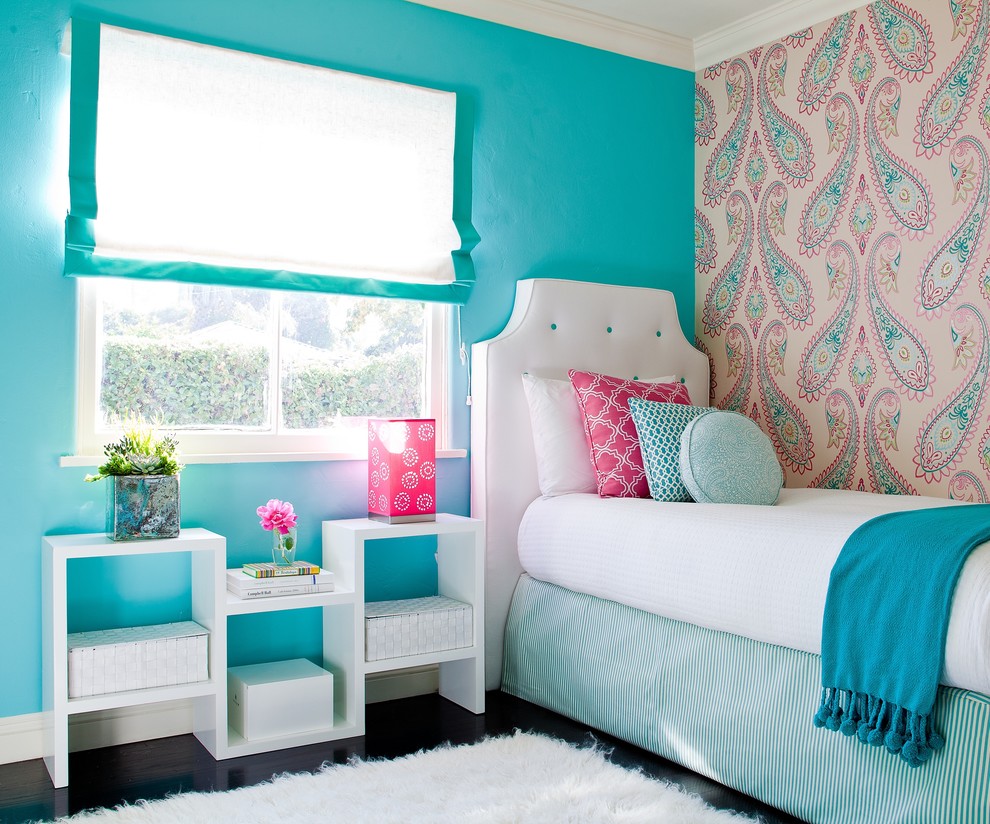 Transitional kids'room with a wallpaper that steals the spotlight