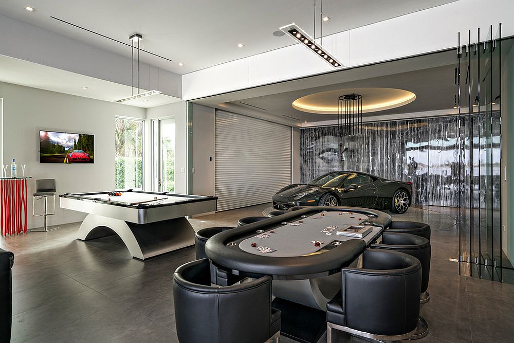 Uber-grote moderne garage die tevens fungeert als een man cave