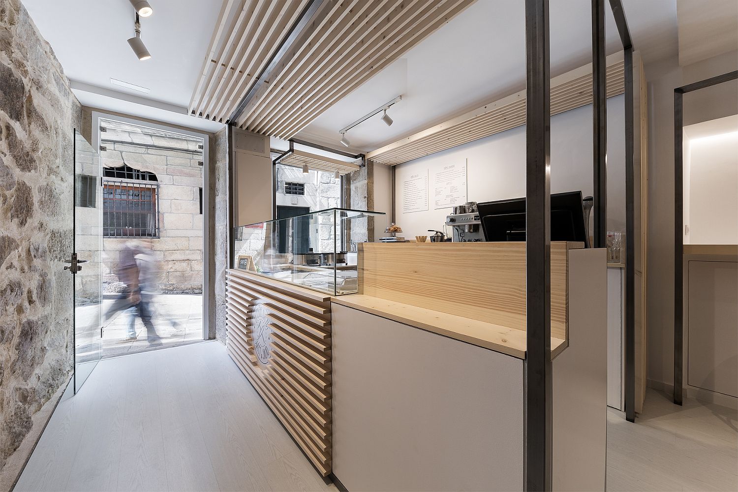 Counter-at-the-start-of-the-small-restaurant-that-flows-into-the-street-outside