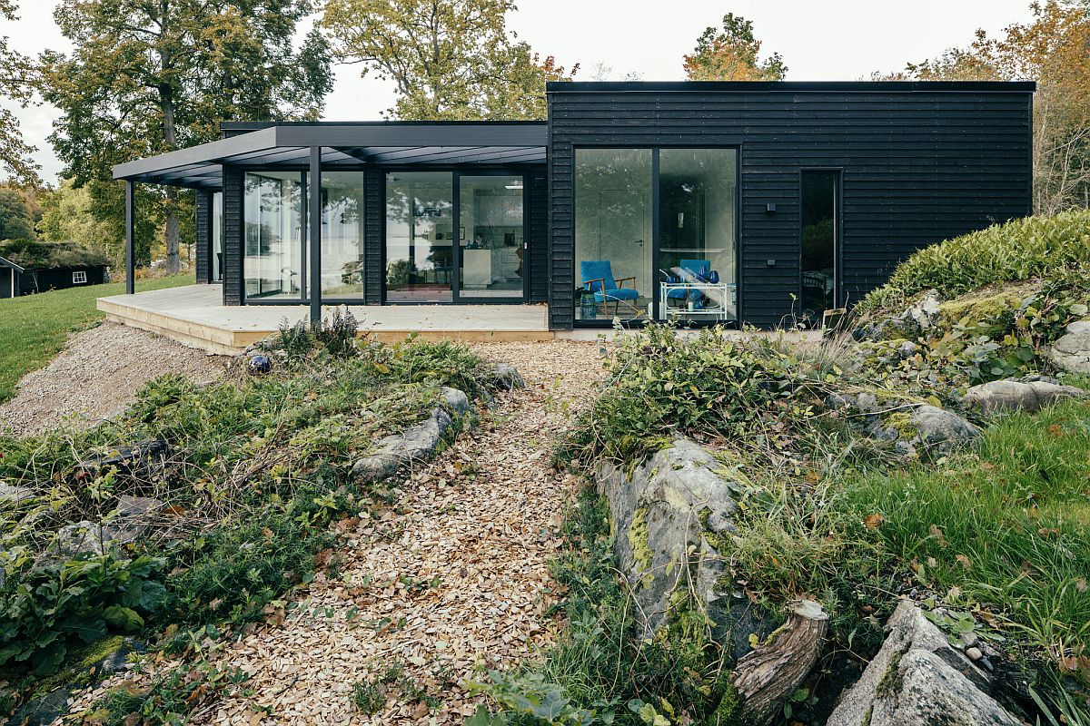 Dark-and-minimal-exterior-of-the-beautiful-Swedish-villa-in-black