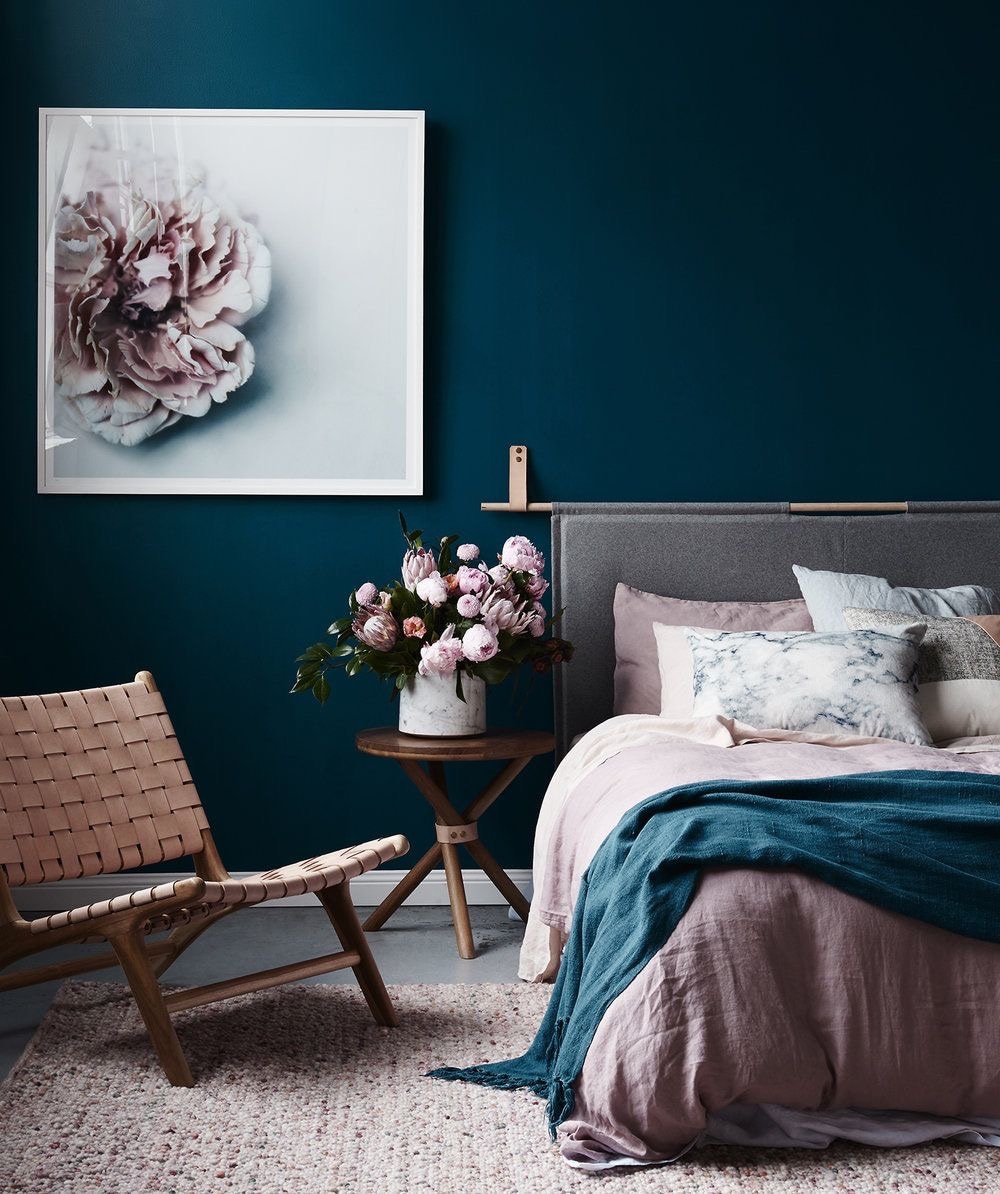 Deep-blue-bedroom-with-blush-accents