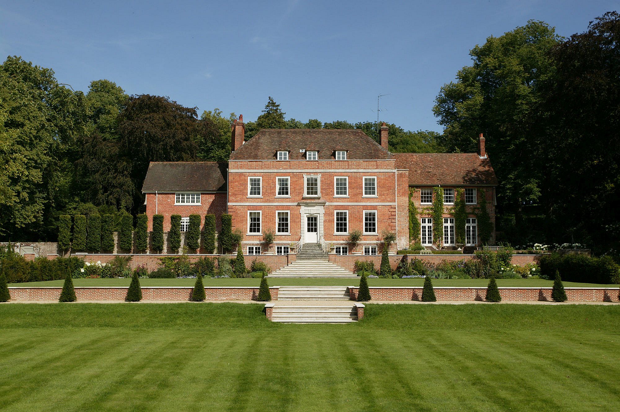Exterior-of-the-lavish-Manor-House-in-Hampshire