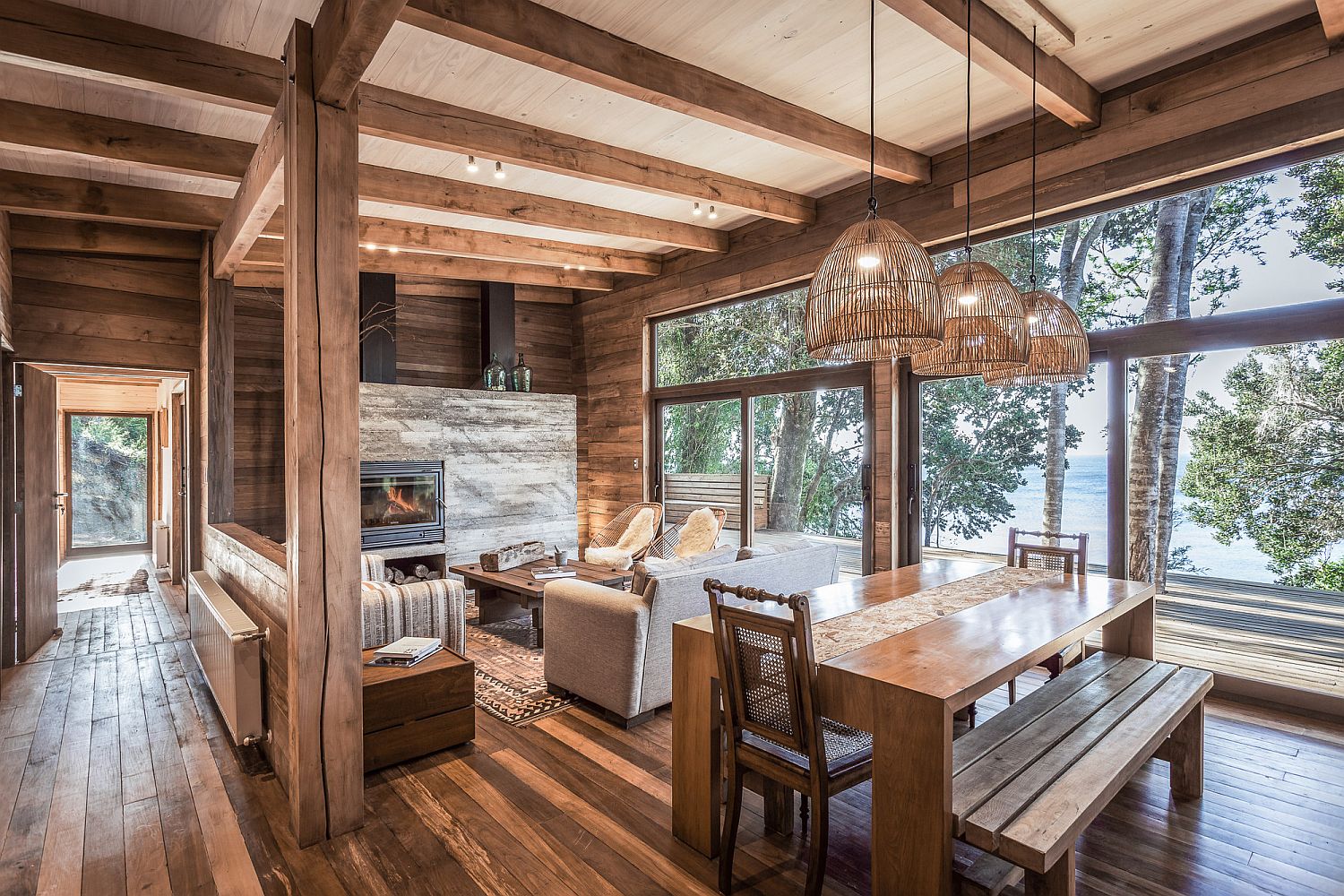 Natural-wooden-decor-and-interior-give-the-home-a-warm-inviting-look