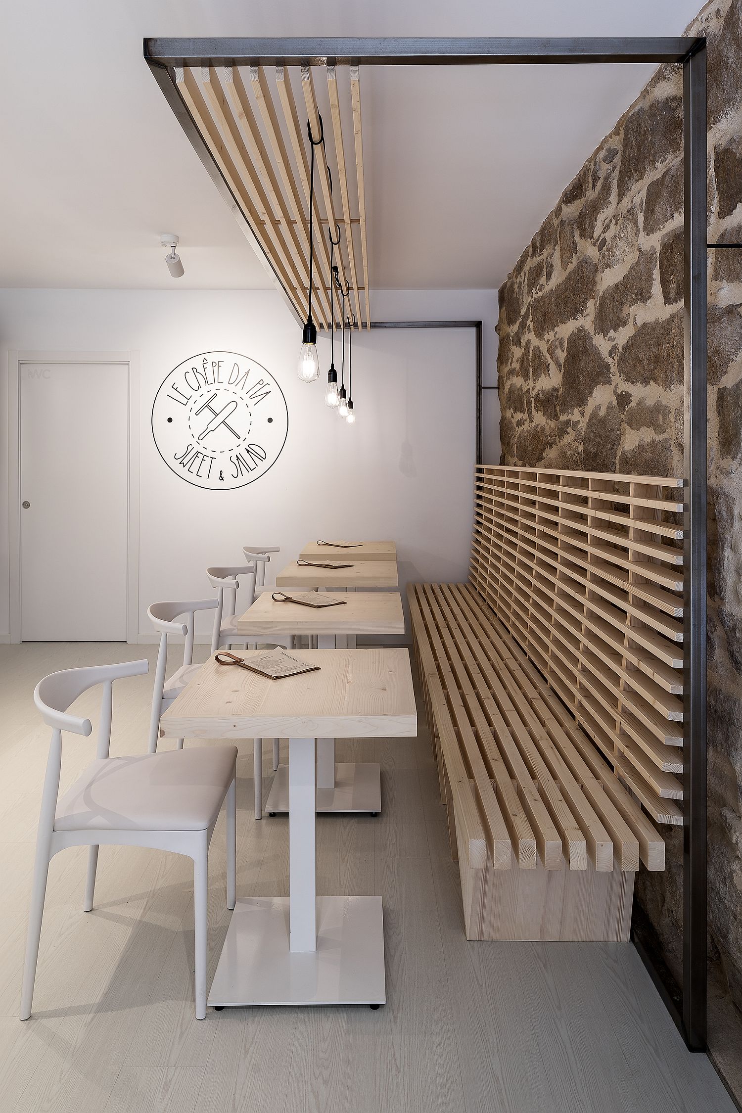 Stone, wood and contemporary finishes are carefully intertwined inside the restaurant