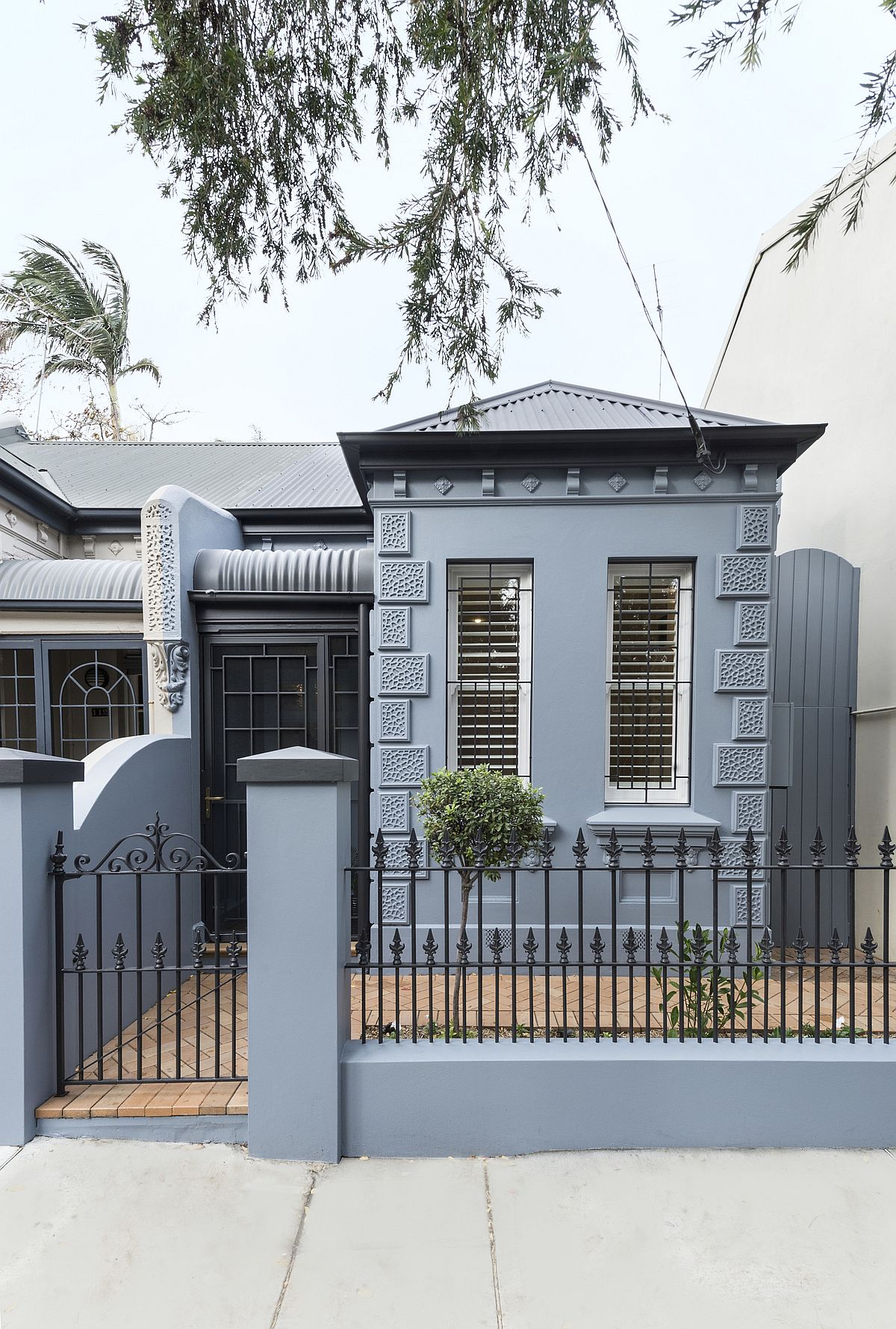Street-facade-of-the-federation-semi-detached-cottage-in-Enmore-with-a-modern-rear-extension