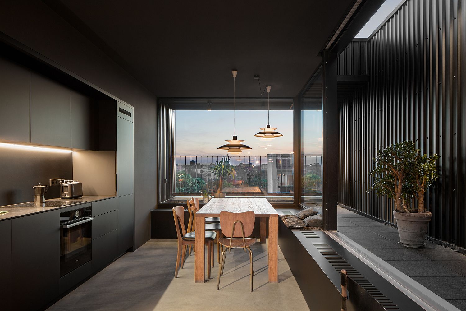 Dark-and-dashing-contemporary-kitchen-of-the-Berlin-penthouse