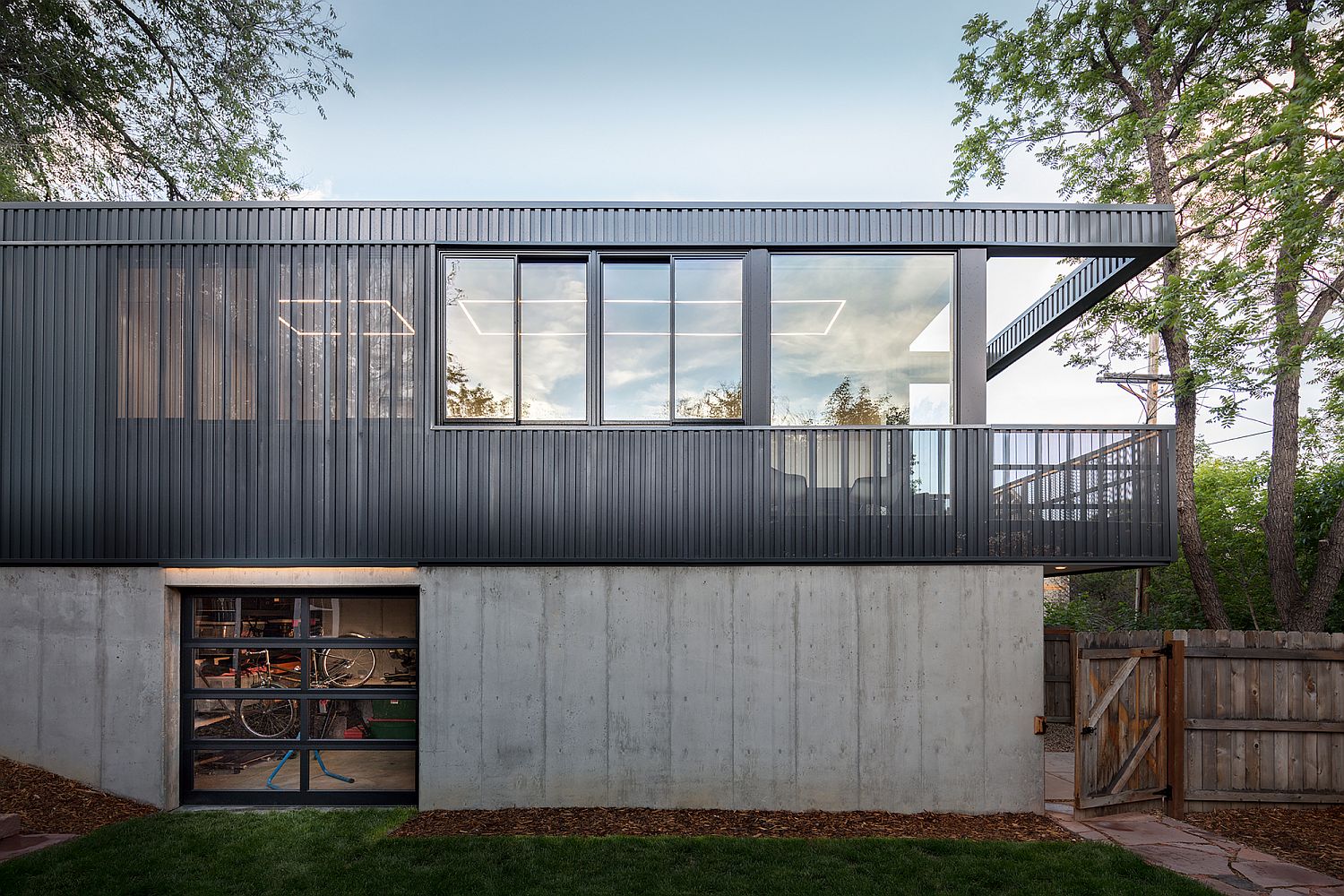 Dark-black-and-concrete-exterior-of-the-contemporary-home