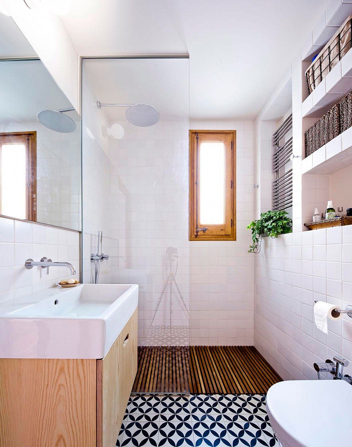 Dashing wood and white bathroom for the small Barcelona apartment