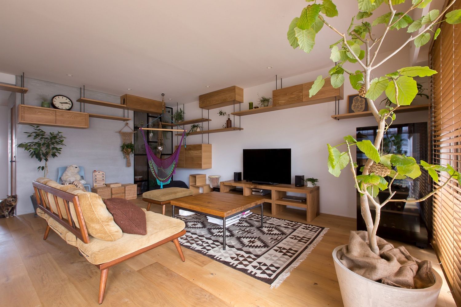 Go-vertical-when-you-want-to-save-space-in-the-small-apartment