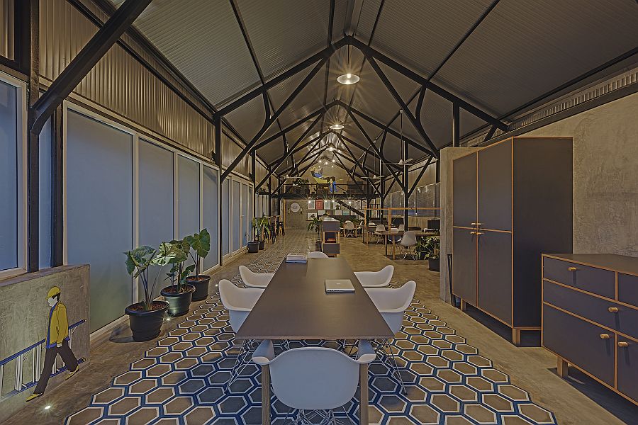 Hexagonal pattern on the floor for the large work table