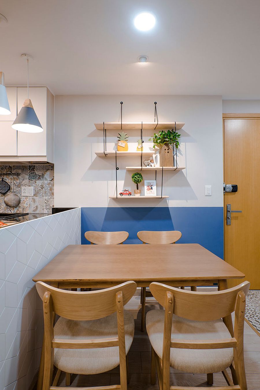 Minimal and smart floating wooden shelves for the small dining area