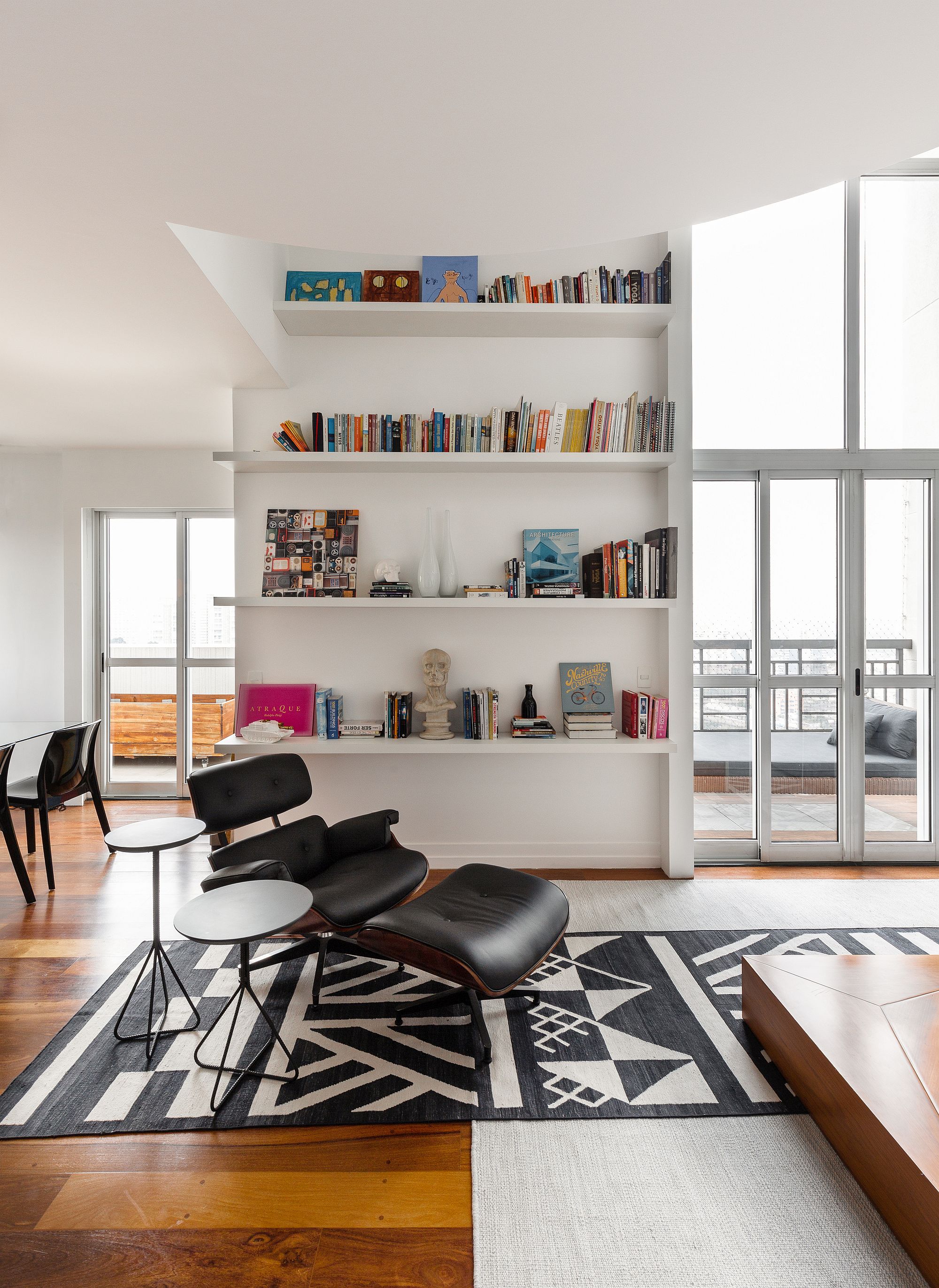 Slim and stylish bookshelf in white for he contemporary apartment